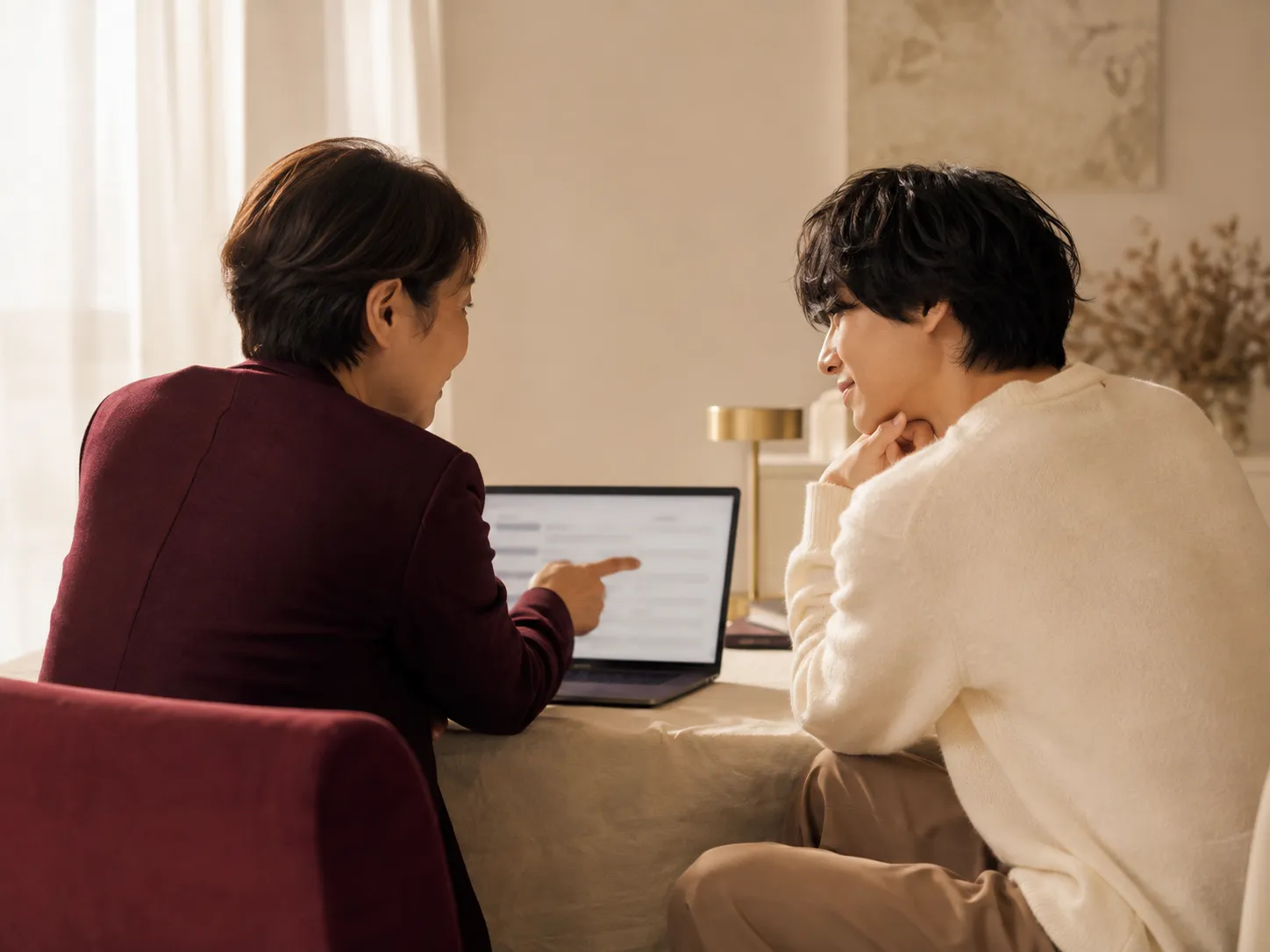 所属タレントの名簿を見ながら案件に出す人を選ぶ